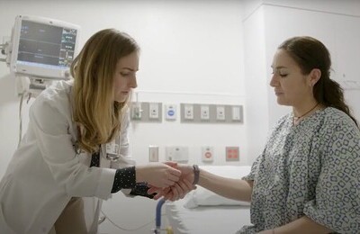 Кодирование Аквилонг в Кировске Врач держит пациентку за руку